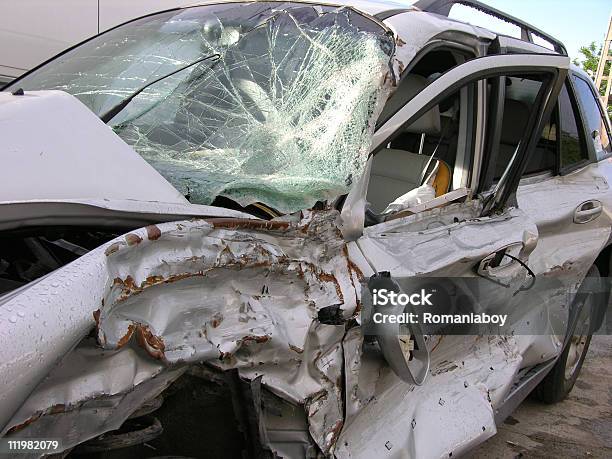 Accidente De Tráfico Foto de stock y más banco de imágenes de Accidente de automóvil - Accidente de automóvil, Nocivo - Descripción física, Arquitectura exterior
