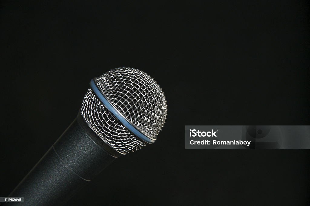 Micrófono aislado en negro - Foto de stock de Cantar libre de derechos