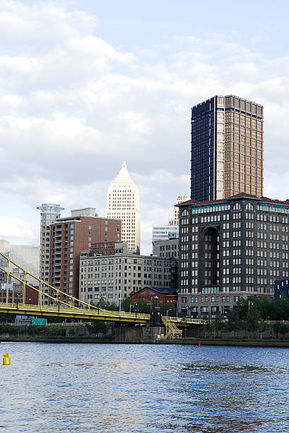 partie de la ville de pittsburgh - steel photography vertical pittsburgh pennsylvania photos et images de collection