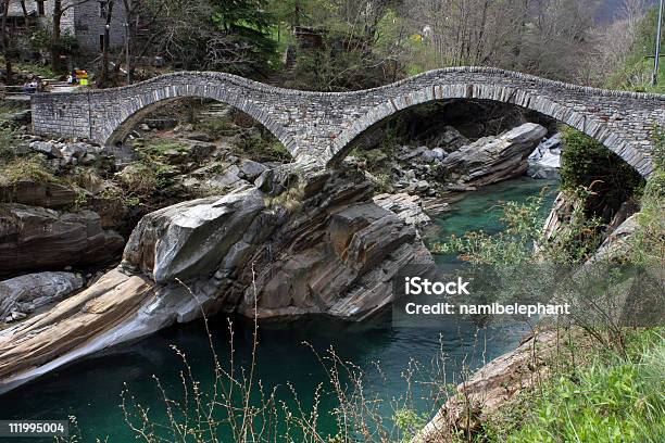 Old Bridge - zdjęcia stockowe i więcej obrazów Alpy - Alpy, Alpy Szwajcarskie, Bez ludzi