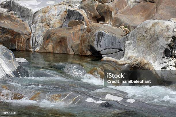 Pietre Di Granito A Un Fiume - Fotografie stock e altre immagini di Alpi - Alpi, Alpi svizzere, Ambientazione esterna