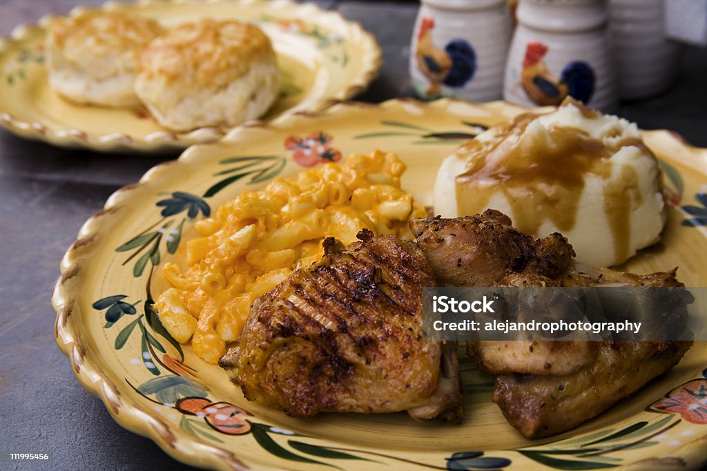 Poulet grillé et les côtés - Photo de Pommes de terre cuisinées libre de droits