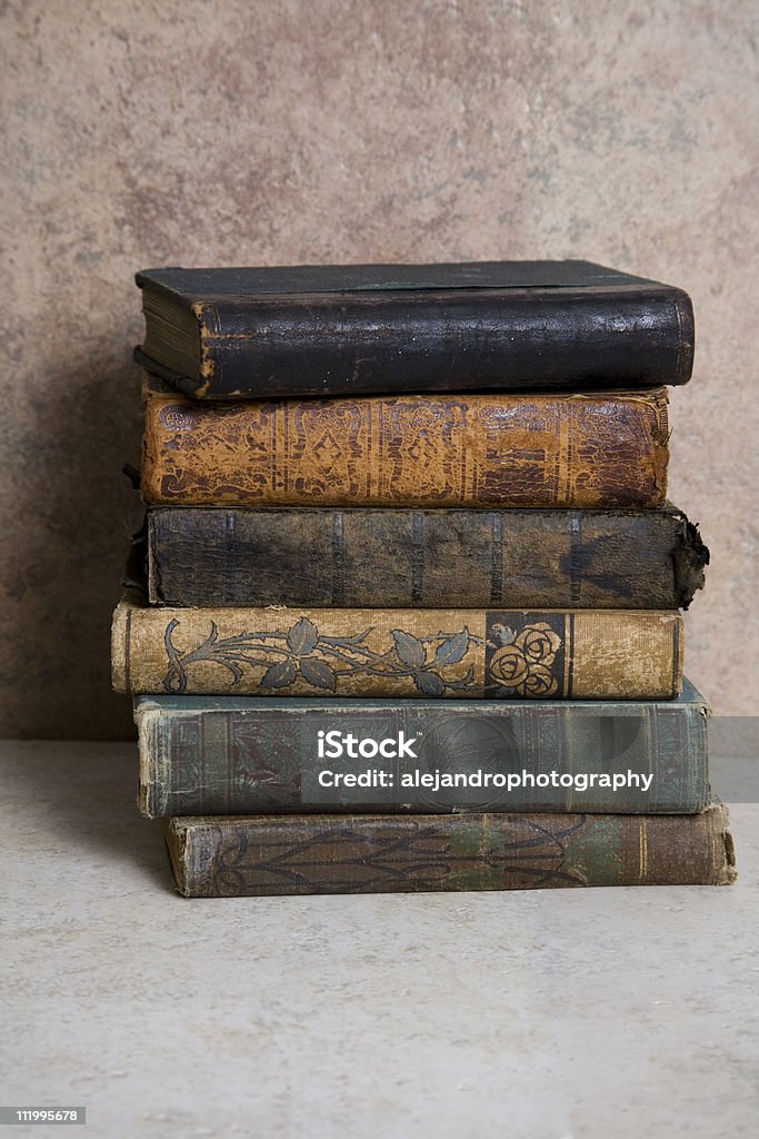 vertical pile de livres - Photo de Empilé libre de droits