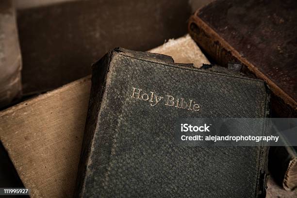 Old A La Biblia Horizontal Foto de stock y más banco de imágenes de Biblia - Biblia, Viejo, Sucio