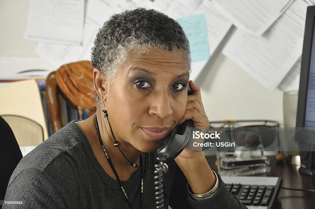 Afryki amerykański biznes kobieta na telefon w biurze - Zbiór zdjęć royalty-free (Afroamerykanin)