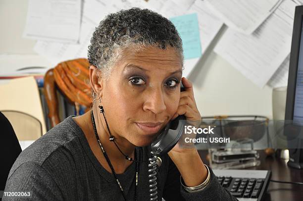 Mulher De Negócios Americana Africano Com Telefone No Escritório - Fotografias de stock e mais imagens de Afro-americano