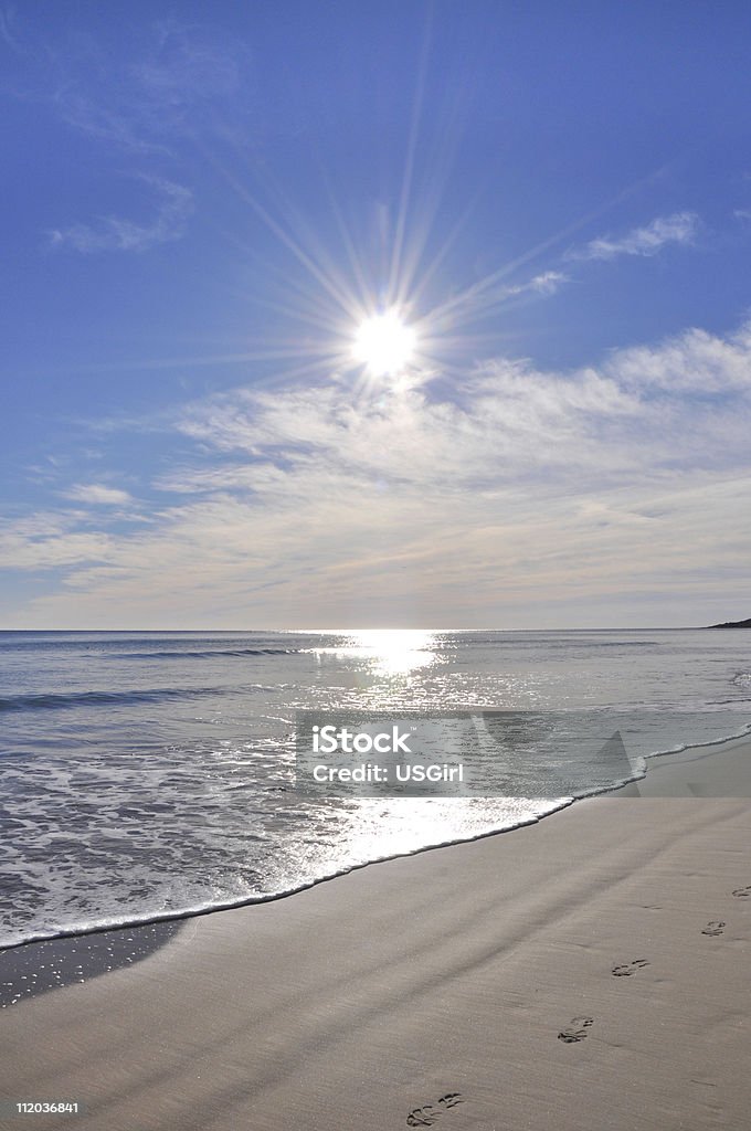 Footprints Mediterrâneo Praia no nascer do sol de céu azul Europa - Royalty-free Praia Foto de stock