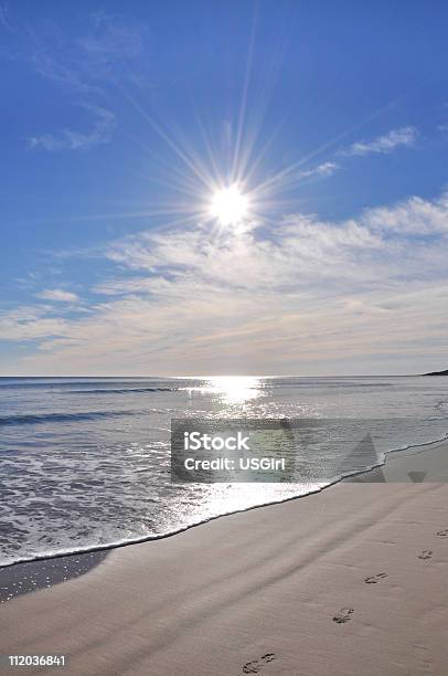 Footprints Mediterrâneo Praia No Nascer Do Sol De Céu Azul Europa - Fotografias de stock e mais imagens de Praia