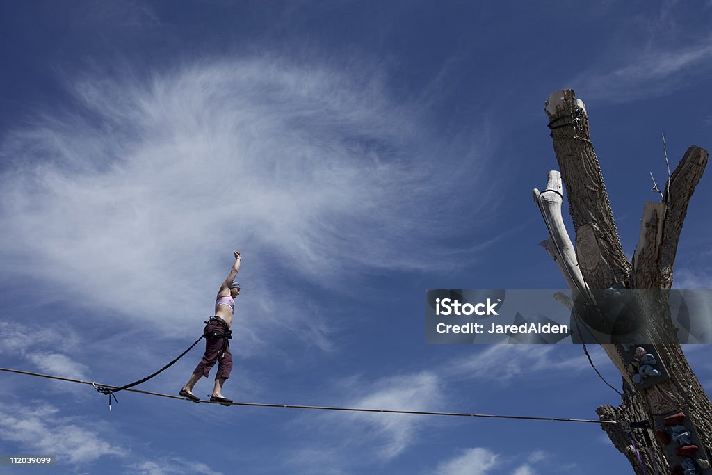 Jeune femme à une Highline - Photo de Agilité libre de droits