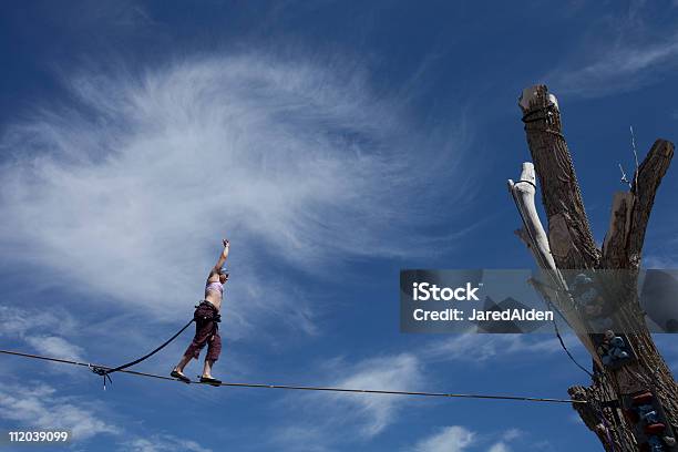 Photo libre de droit de Jeune Femme À Une Highline banque d'images et plus d'images libres de droit de Agilité - Agilité, Beauté, Ciel