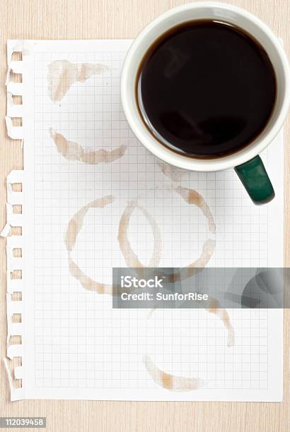 Anello Di Caffè Su Carta - Fotografie stock e altre immagini di Bianco - Bianco, Bibita, Caffè - Bevanda