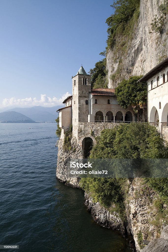 Eremo サンタカテリーナデル Sasso 、Leggiuno イタリア湖水地方 - マジョーレ湖のロイヤリティフリーストックフォト