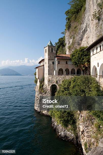 Eremo サンタカテリーナデル Sasso Leggiuno イタリア湖水地方 - マジョーレ湖のストックフォトや画像を多数ご用意 - マジョーレ湖, 僧院, イタリア