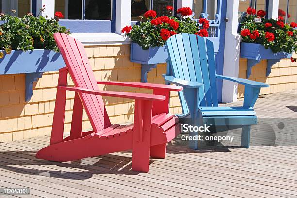 Cadeiras De Verão - Fotografias de stock e mais imagens de Cadeira Adirondack - Cadeira Adirondack, Ao Ar Livre, Azul