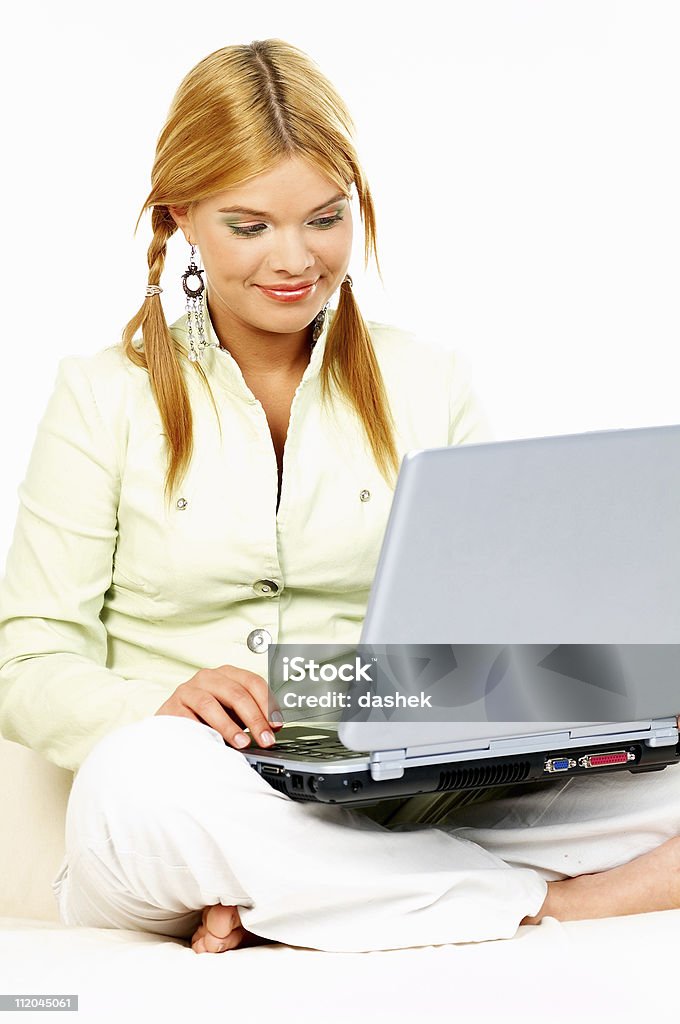 Mulher com o laptop no sofá - Royalty-free Adulto Foto de stock