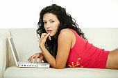 brunette-mit-laptop.jpg?b=1&s=170x170&k=20&c=UyN-9vgVaK468HG9hl7MNoflm0MBGqv4XeUZZUGjw0c=