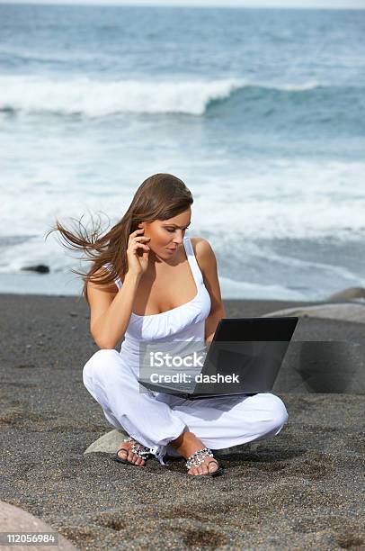 ブラックのビーチにいる女性 - 1人のストックフォトや画像を多数ご用意 - 1人, インターネット, カラー画像