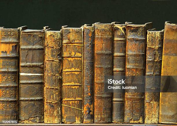 Stare Książki - zdjęcia stockowe i więcej obrazów Bez ludzi - Bez ludzi, Biblioteka, Czarne tło