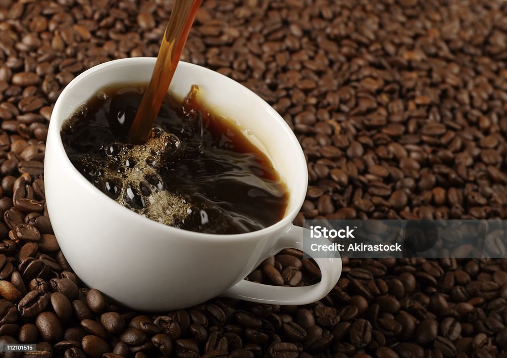 Verter el café - Foto de stock de Café negro libre de derechos