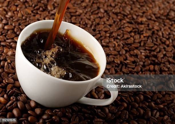 Verter El Café Foto de stock y más banco de imágenes de Café negro - Café negro, Echar, Taza