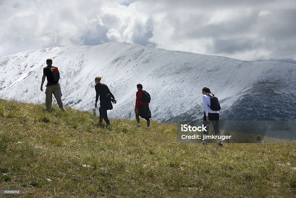 Vier Wanderer Klettern einen rocky mountain trail nahe der Breckenridge, Colorado. - Lizenzfrei Wandern Stock-Foto