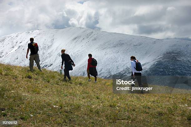 Vier Wanderer Klettern Einen Rocky Mountain Trail Nahe Der Breckenridge Colorado Stockfoto und mehr Bilder von Wandern