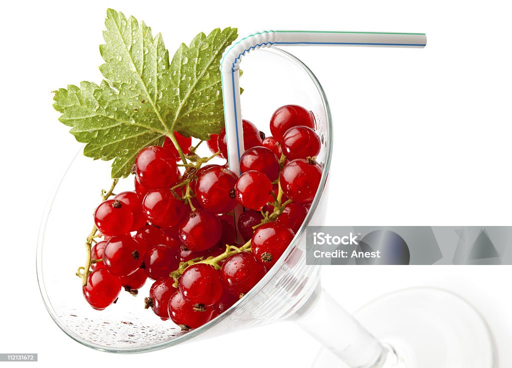 Succosa Ribes rosso con cocktail paglia in vetro - Foto stock royalty-free di Bianco