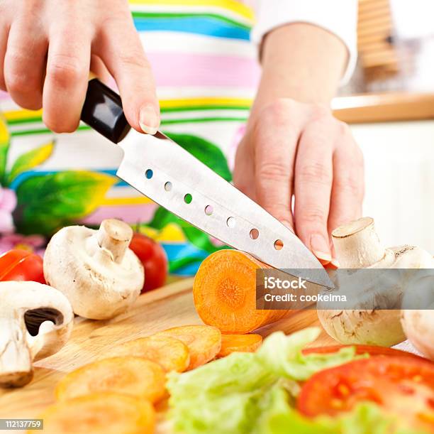 Womans Hands Cutting Verduras Foto de stock y más banco de imágenes de Adulto - Adulto, Alimento, Ama de casa