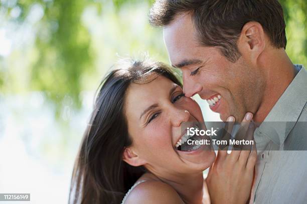 Feliz Pareja Riendo Juntos Foto de stock y más banco de imágenes de 25-29 años - 25-29 años, 30-34 años, 30-39 años