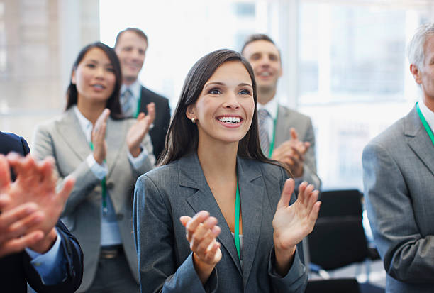 uomini d'affari al seminario di battere le mani - businesswoman business cheering women foto e immagini stock