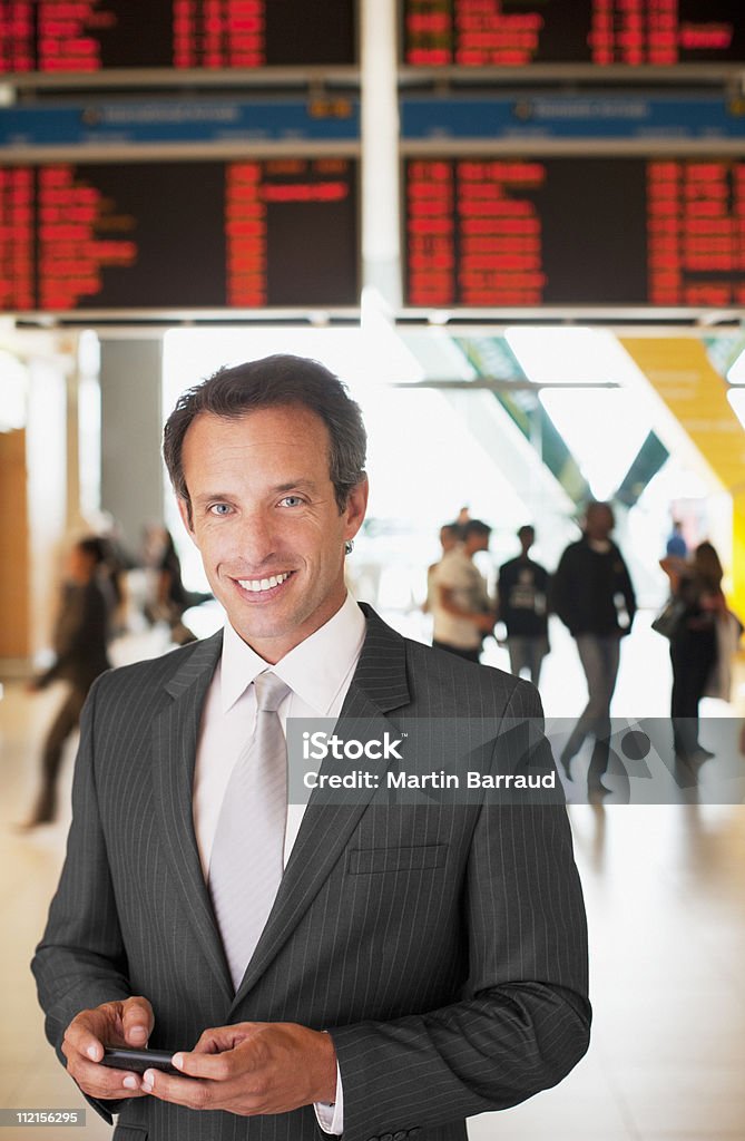 Geschäftsmann SMS auf Handy-Flughafen - Lizenzfrei 40-44 Jahre Stock-Foto