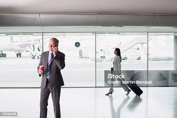 Uomo Daffari Parlando Sul Cellulare In Aeroporto - Fotografie stock e altre immagini di Aeroporto - Aeroporto, Caffè - Bevanda, Cibo da asporto
