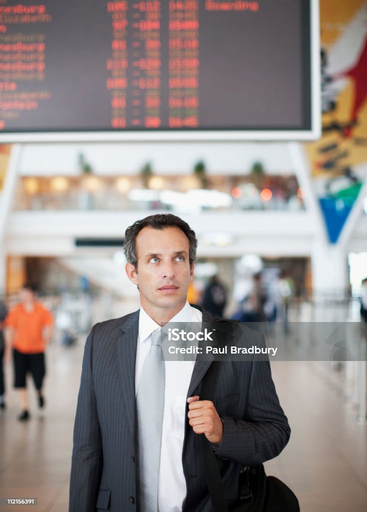 Empresário com uma Pasta no aeroporto - Foto de stock de 40-44 anos royalty-free