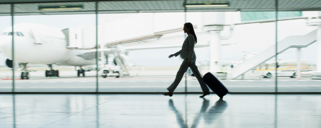 Empresaria con maleta en el aeropuerto photo