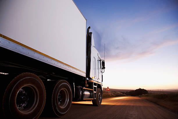 semi-caminhão dirigindo na estrada de terra - commercial land vehicle - fotografias e filmes do acervo