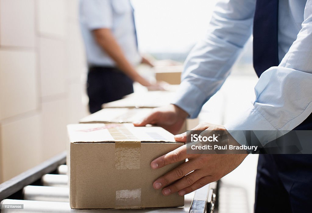 Trabalhador com caixas de correia transportadora na área de envio - Royalty-free Carteiro Foto de stock