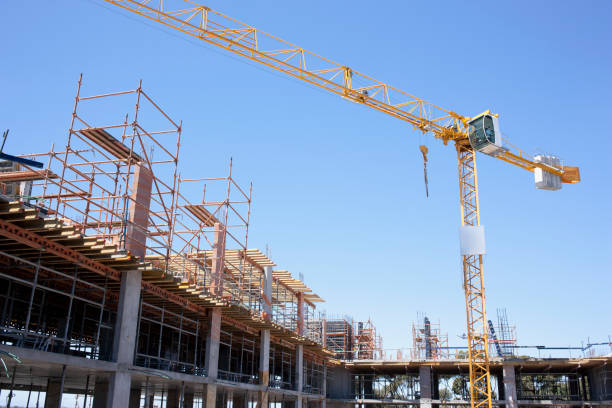 żuraw na plac budowy - blue construction construction site crane zdjęcia i obrazy z banku zdjęć