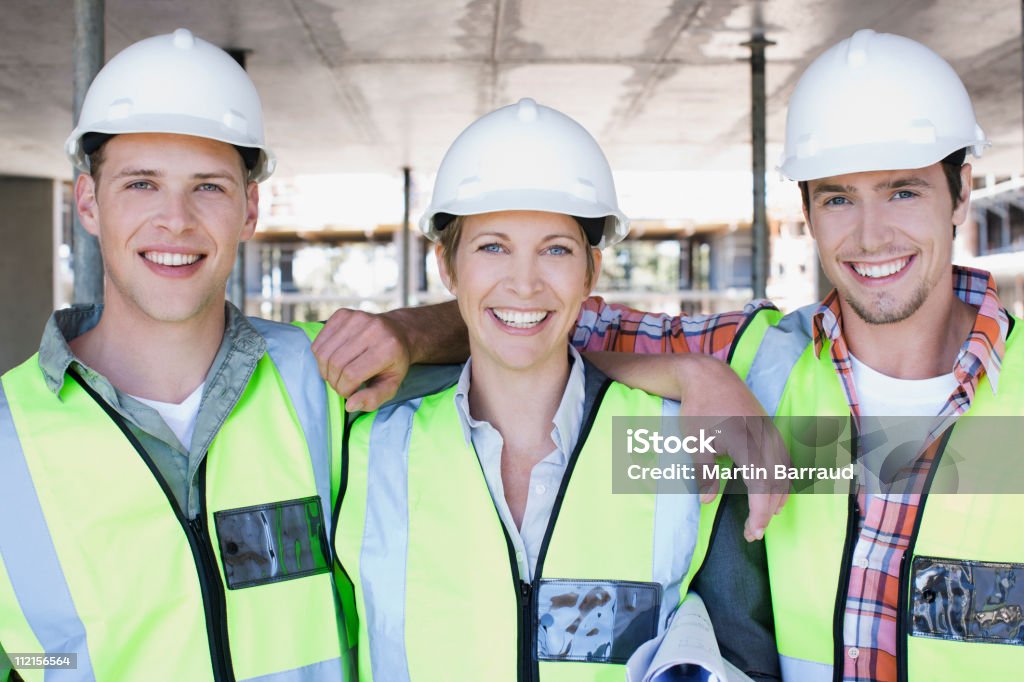 Operários em pé juntos na construção de site - Foto de stock de Obra royalty-free