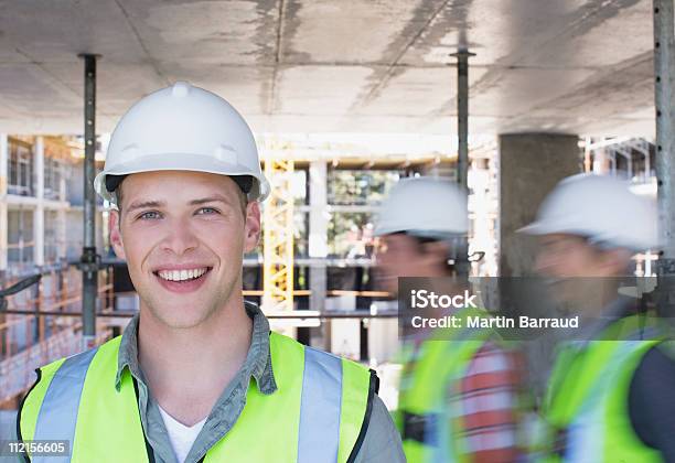 Trabajadores De La Construcción En Sitio De Construcción Foto de stock y más banco de imágenes de 20-24 años