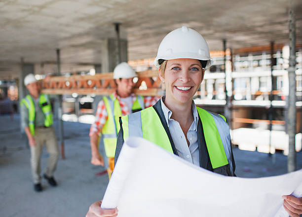 공사장 인부 쥠 청사진 on 공사장 사이트 - women caucasian business construction 뉴스 사진 이미지