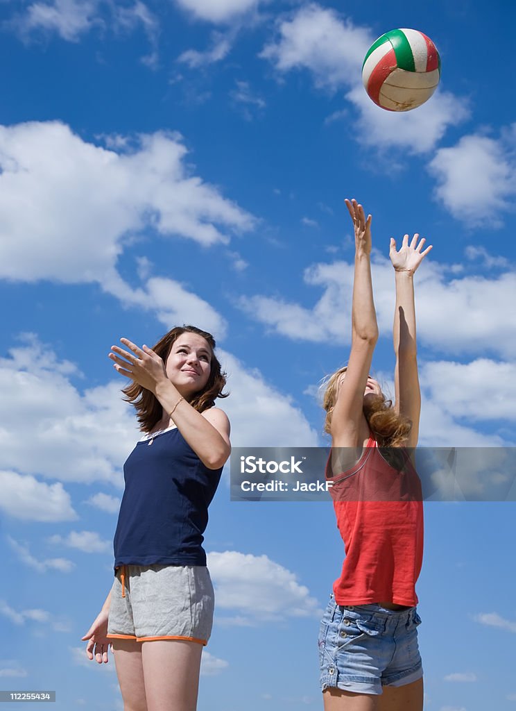 걸스 게임하기 배구공 - 로열티 프리 비치 발리볼 스톡 사진