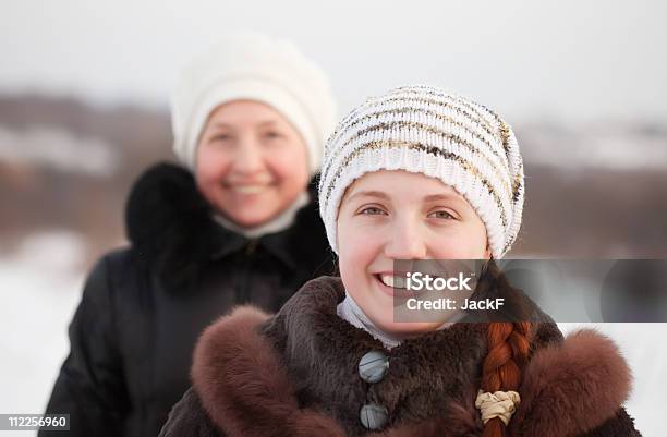 Photo libre de droit de Heureux Femmes Winter banque d'images et plus d'images libres de droit de Adulte - Adulte, Adulte d'âge mûr, Blanc