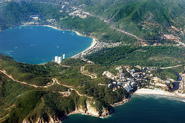 veduta aerea della baia di acapulco, messico di entrambi i lati - mountain looking at view beach cliff foto e immagini stock