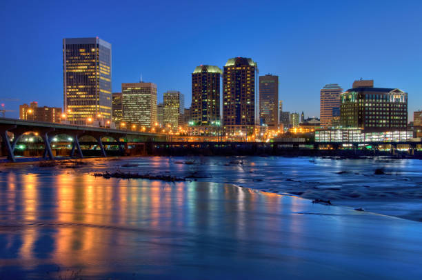 bela paisagem urbana de richmond (versão hdr - richmond virginia virginia skyline urban scene - fotografias e filmes do acervo