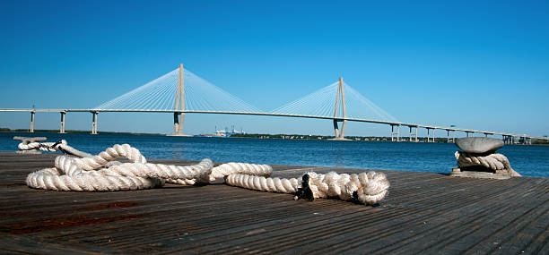 corda à espera do navio charleston s. carolina - charleston south carolina south carolina bridge suspension bridge imagens e fotografias de stock