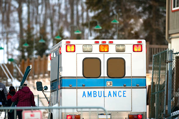 ambulance sur les pistes de ski - 3287 photos et images de collection