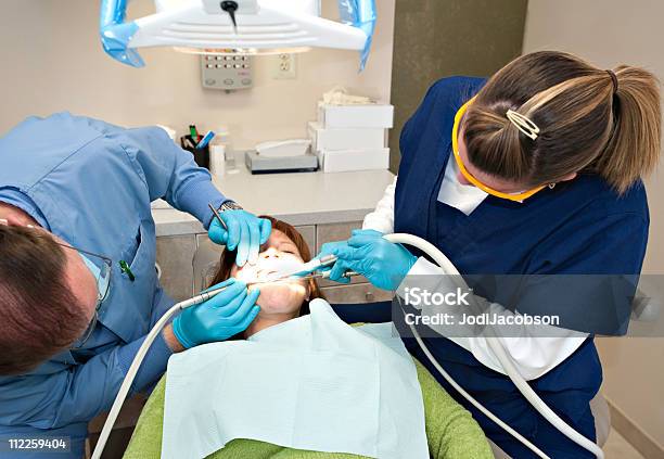 Cirurgia Dentária - Fotografias de stock e mais imagens de Adulto - Adulto, Assistente de Dentista, Assistência