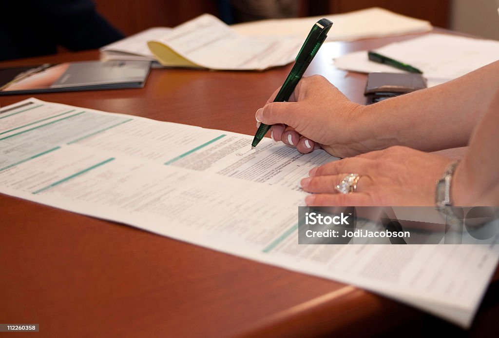 Biznesmenka podpisanie formularza - Zbiór zdjęć royalty-free (Credit Report)