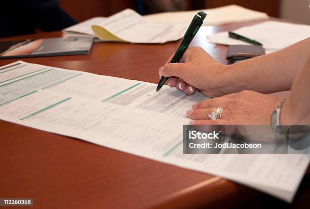 Foto de Empresária Assinar Um Formulário e mais fotos de stock de Relatório de crédito - Relatório de crédito, Parte de, Acordo