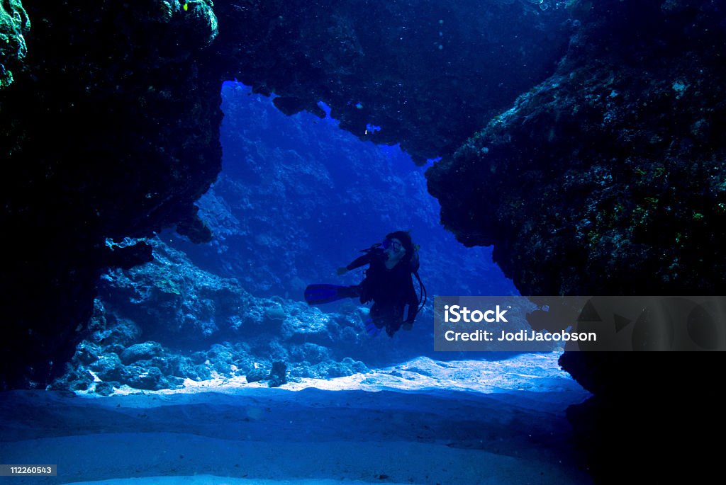Femmina scuba diver cave - Foto stock royalty-free di Computer